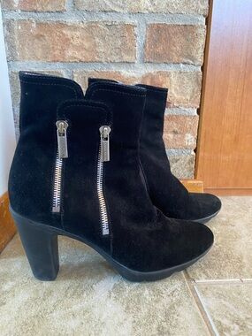 Aquatalia Black Suede Ankle Boots Size 7 Made in Italy Double Zip